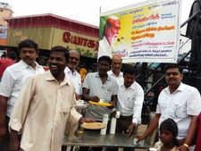 திருவள்ளூர்: டெங்கு காய்ச்சலைக் கட்டுப்படுத்த 7 நாட்கள் நிலவேம்பு கசாயம் வழங்கிய ரஜினி ரசிகர்கள்!