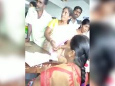 ஏழைகளுக்கான தாலிக்குத் தங்கம் திட்டத்துக்கு லஞ்சம்.... வீடியோவில் பிடிபட்ட சமூக நலத் துறை அலுவலர் 