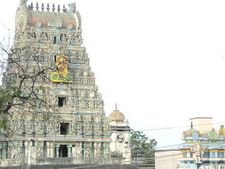 ஆக்கிரமிப்பாளர்கள் மீது போலீஸ் நடவடிக்கை எடுக்காததால் சாமியிடம் புகார் கொடுத்த சேலம் மக்கள் 
