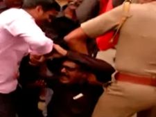 மரபை மீறி கோவை அதிகாரிகளுடன் ஆளுநர் திடீர் ஆலோசனைக்கு எதிர்ப்பு- த.பெ.தி.க முற்றுகையால் பரபரப்பு 