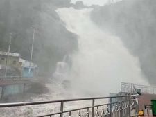 குற்றாலம் அருவியில் பயங்கர சத்தத்துடன் கொட்டும் வெள்ளம்... பயணிகள் குளிக்கத் தடை! 