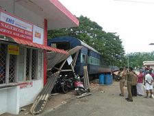பாதுகாப்பான ரயில்வேயைப் பாருங்க-டிராக்கை விட்டு விலகி போஸ்ட் ஆபீஸ், பார்க்கிங்கில் போய் மோதிய ரயில் 