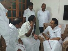 எம்ஜிஆர் நூற்றாண்டுவிழா அலங்கார வளைவால் உயிரிழந்த ரகுவின் குடும்பத்தை சந்தித்து ஸ்டாலின் ஆறுதல்! 