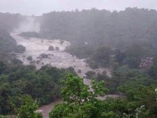 மேற்கு தொடர்ச்சி மலைகளில் பலத்த மழை.. அருவிகளில் நீர் ஆர்ப்பரிப்பு.. பல இடங்களில் மண் சரிவு 