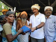 தேர்ந்தெடுக்கப்பட்ட பிரதிநிதிகளே எட்டிப் பார்க்காத நிலையில் குமரியில் அன்புமணி : நெகிழும் மக்கள் 