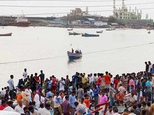 ஓகி புயலால் உயிரிழந்த மீனவருக்கு இழப்பீடு கோரி வழக்கு : மத்திய மாநில அரசுகளுக்கு கோர்ட் நோட்டீஸ் 