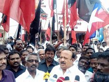 கடலூரில் ஆளுநர் ஆய்வு நடத்த எதிர்ப்பு... திமுக, விசிக கருப்புக் கொடி காட்டி போராட்டம்! 