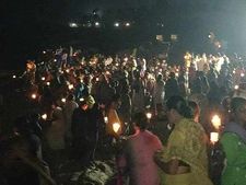 மீனவர்களை மீட்கக் கோரி பூத்துறையில் மெழுகுவர்த்தி ஏந்தி கண்ணீர் பேரணி நடத்திய சக மீனவர்கள் 