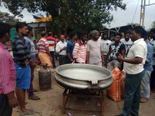 இரவிலும் நீடித்த குழித்துறை மீனவர்கள் ரயில் மறியல்....தண்டவாளத்திலேயே சமைத்து சாப்பிட்டு போராட்டம் 