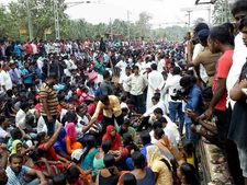 மீனவர்களை மீட்டுத்தாங்க.. கொட்டும் மழையிலும் குமரி மாவட்டத்தில் மக்கள் ரயில் மறியல்