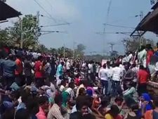  2 மணி நேரத்துக்கும் மேல் குமரி மீனவர்கள் மறியல்... நாகர்கோவில்- திருவனந்தபுரம் ரயில் சேவை பாதிப்பு 