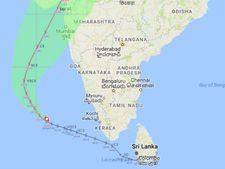 மும்பை நோக்கி நகர்கிறது 'ஓகி'... 48 மணி நேரத்தில் வலுவிழக்கும் என கணிப்பு! 