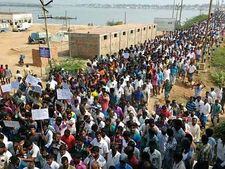 குமரி மீனவர்களுக்கு ஆதரவு... நாகை, புதுச்சேரி, பழவேற்காட்டிலும் போராட்டத் 'தீ'! 