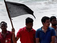 கரை சேராத மீனவர்கள், கலக்கத்தில் உறவுகள்... கை, வாயில் கருப்புத்துணி கட்டி மக்கள் போராட்டம்! 