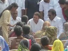 ஓகி புயல் பாதித்த குமரியில் மீனவர்களை சந்தித்து ஆறுதல் கூறிய ராகுல்காந்தி! 