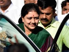 சம்மன் மெயிலில் தானே வந்திருக்கிறது, நேரில் வரும் போது பார்த்துக்கிறேன்... சசிகலாவின் அசால்ட் பதில்!