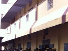 நாகர்கோவிலில் புயலால் சேதமடைந்த பள்ளி நுழைவு வாயில்... அகற்றப்படாததால் மாணவர்கள் அவதி! 