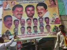 பெங்களூரில் தமிழ் கவுன்சிலருக்கு எதிராக கன்னட அமைப்பினர் போராட்டம்.. தமிழ் போஸ்டர்கள் கிழிப்பு 