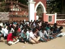 திருப்பரங்குன்றம் மன்னர் கல்லூரி மாணவர்கள் போராட்டம்.. ஆட்சியருக்கு எதிராகவும் முழக்கம்! 