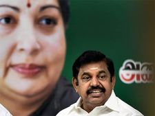 சேலத்தில் அம்மா பூங்காவை திறந்து வைத்து ஷட்டுல் கார்க் விளையாடிய முதல்வர் 