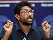 மஹாராஷ்டிரா மக்கள் அமைதி காக்க வேண்டும்... ஜிக்னேஷ் மேவானி பொதுநல கருத்து! 