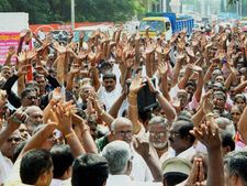 சென்னை, மதுரை, கோவையில் தொழிலாளர் நல அலுவலகங்கள் முற்றுகை- ஆயிரக்கணக்கான போக்குவரத்து ஊழியர்கள் கைது