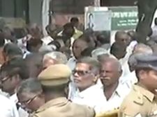 பணிமனை முன் போராட முயற்சி... மதுரையில் ஊழியர்கள், போலீசிடையே தள்ளுமுள்ளு! 