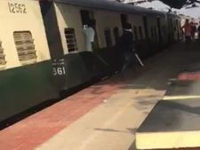  ரயில் நிலையத்தில் ஆயுதங்களுடன் மோதல்.. கல்லூரி மாணவர் அதிரடி கைது