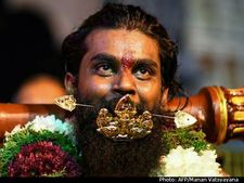 மலேசியா, சிங்கப்பூரில் களைகட்டிய தைப்பூசம்.. அலகு குத்தி, காவடி எடுத்து பக்தர்கள் நேர்த்திக்கடன்! 