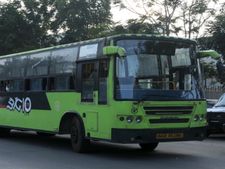 பெங்களூரில் சினிமா பாணியில் துணிகர சம்பவம்.. ஓடும் பஸ்சுக்குள் பயணியை வெட்டிக் கொன்ற கும்பல்! 