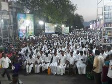 வாவ்.. பாஜகவை விட தீபாம்மாவுக்கு கூட்டம் செமையா அள்ளுதே! 