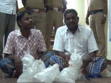  விழுப்புரத்தில் கள்ள சாராய பாக்கெட்டுகள் விற்பனை- 2 பேர் கைது