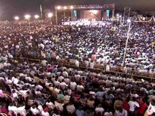 ஊரே கூடி இருக்கும் கமல் மாநாட்டில் குடும்பத்தினரை காணலையே!