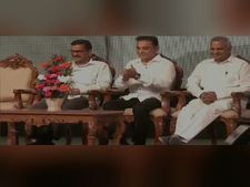 கமலின் கட்சி அறிவிப்பு மேடையில் அமர்ந்திருக்கும் அந்த நால்வர்!