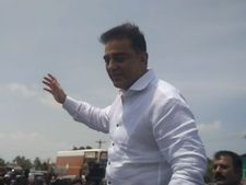 விழாவுக்கு நேரமாகிவிட்டது.. உங்கள் அன்புக்கு நன்றி பரமக்குடியில் காரில் இருந்தபடியே பேசிய கமல்! 