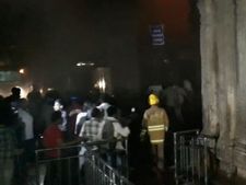  மீனாட்சி அம்மன் கோவில் தீ விபத்து எதிரொலி.. கோவில்களில் கடைகளை அகற்ற பக்தர்கள் கோரிக்கை!