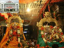 மீனாட்சி அம்மன் கோவிலில் பக்தர்கள் செல்போன் எடுத்துச் செல்ல தடை... நீதிமன்றம் உத்தரவு! 