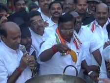 பக்கோடா விற்ற நாராயணசாமிக்கு எதிராக அல்வா கடை திறந்த பாஜக! 