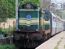 கிருஷ்ணகிரியில் பயங்கரம்.. திருநங்கைகள் எட்டி உதைத்ததில் ஓடும் ரயிலில் இருந்து விழுந்து இளைஞர் பலி 