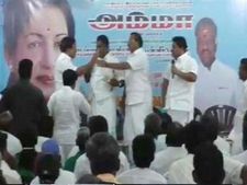 திருவள்ளூர் அதிமுக கூட்டத்தில் ஓபிஎஸ், ஈபிஎஸ் ஆதரவாளர்களிடையே வாக்குவாதம்! 