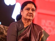 கூண்டுக்கிளியான சசிகலா... ஒரு வருஷம் போச்சு, இன்னும் 3 வருஷம் இருக்கே! 