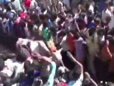  கிருஷ்ணகிரி அருகே நடைபெற்ற எருதுவிடும்போட்டி... சீறிப்பாய்ந்த காளைகளை அடக்கிய 'காளையர்'