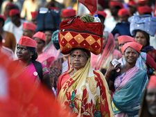 எத்தனை வலி.. எத்தனை இன்னல்... நாட்டையே குலுக்கிய மகராஷ்டிரா விவசாயிகளின் 'நெடும் பயண' துயரங்கள்! 