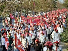 மும்பையை அதிரவைத்த இடதுசாரி விவசாய சங்க பேரணி அத்தனை எதிர்க்கட்சிகளும் ஆதரவு- கிலியில் பாஜக 