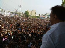 மேற்கு மாவட்டங்களில் மக்கள் வெள்ளத்தில்  கமல்ஹாசன் 