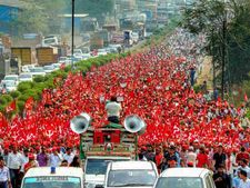 மொத்த இந்தியாவையும் உற்று நோக்க வைத்த மகாராஷ்டிர விவசாயிகளின் பிரமாண்ட பேரணி.. குலுங்கும் மும்பை 