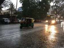 2வது நாளாக மாலை நேரத்தில் பொழிந்த மழை.. குளிர்ந்த பெங்களூர்