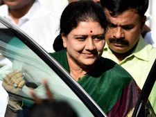 நம்மை கதறவிட்டவர்களை 11 நாளில் பதற வைப்பேன்... சசிகலாவின் 'பரோல்' சபதம்! 
