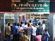 கிருஷ்ணகிரி டாஸ்மாக்  பீர் பாட்டிலிலுக்குள் பாம்பு - அதிர்ச்சியடைந்த குடிமகன்கள்