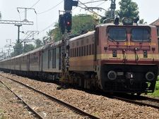 இந்தூர்-குமரி ரயிலில் வெடிகுண்டு இருப்பதாக பரபரப்பு.. பயணிகள் அலறியடித்து ஓட்டம் 